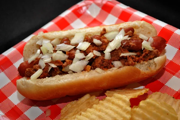 Chili-dog s nakrájenou cibulkou — Stock fotografie