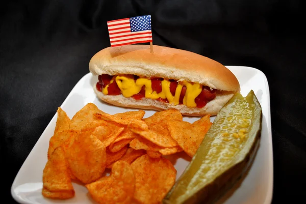Χοτ-ντογκ γεύμα με μια αμερικανική σημαία — Φωτογραφία Αρχείου