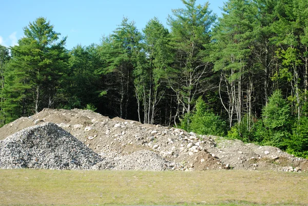 Gravier empilé haut sur un chantier extérieur — Photo