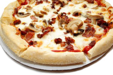 Close-Up karton üzerine pastırma ve mantarlı pizza