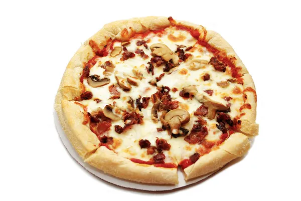 Pizza au bacon et aux champignons isolée sur du blanc — Photo