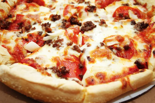 Close-Up of a Pepperoni and Sausage Pizza — Stock Photo, Image