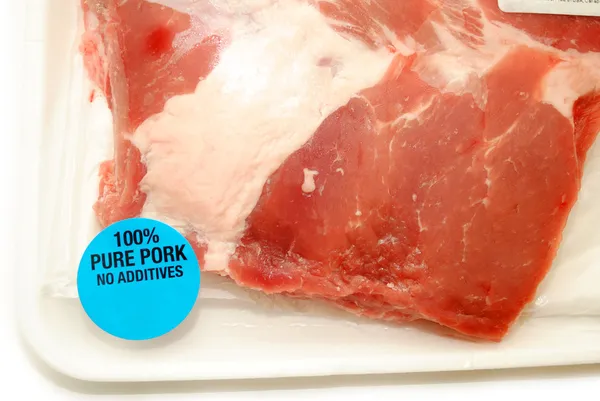 Nahaufnahme von Schweinerippchen mit Knochen in einer Verpackung — Stockfoto