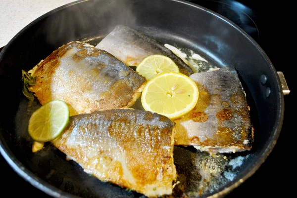 鲑鱼与黄油和柠檬一起煎 — 图库照片