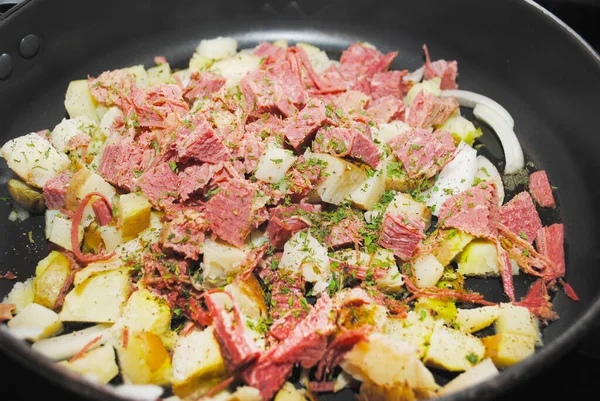 Corned Beef Hash Cocinando Una Sartén —  Fotos de Stock