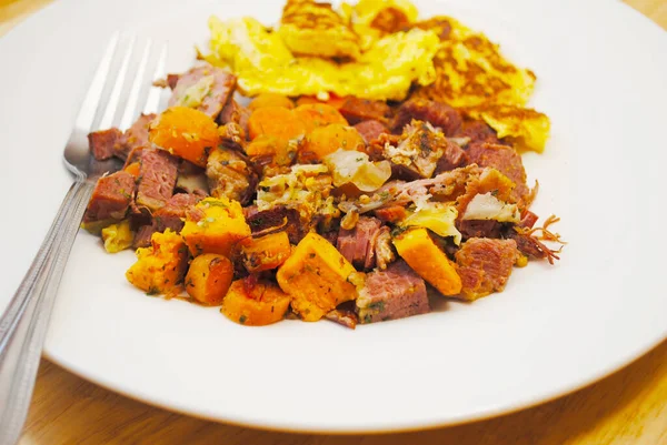 Carne Corned Hash Con Contorno Uova Strapazzate — Foto Stock