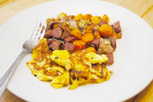 Corned Beef Hash Con Plato Huevos Revueltos — Foto de Stock