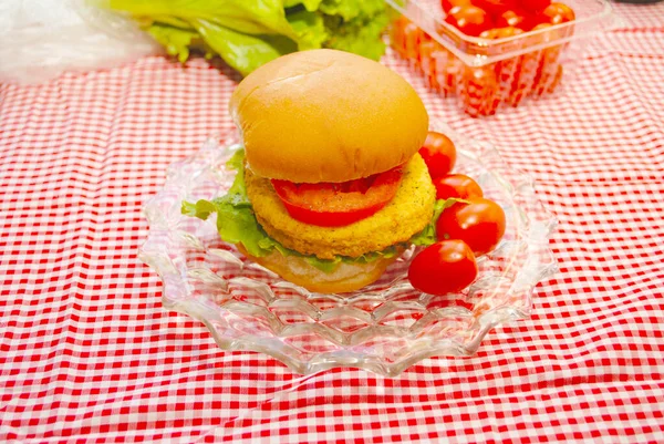 Kyckling Pattie Smörgås Med Sallad Och Tomat — Stockfoto
