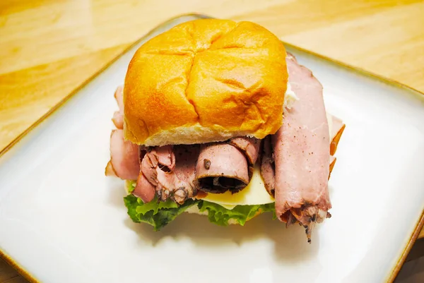 Hardy Ham Fresco Carne Assada Sanduíche Queijo — Fotografia de Stock