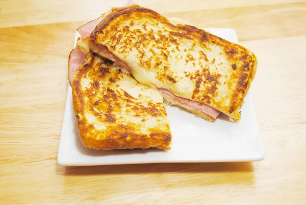 Izgara Peynir Jambonlu Sandviç Beyaz Tabakta Servis Ediliyor — Stok fotoğraf