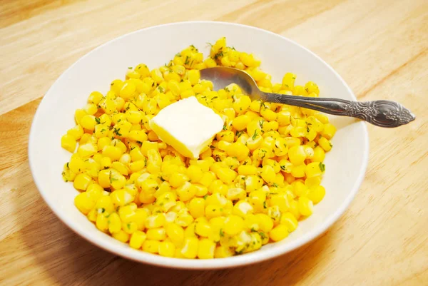 Milho Amarelo Fresco Servido Uma Tigela Branca Com Taco Manteiga — Fotografia de Stock