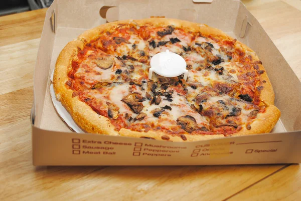 テイクアウトボックスにキノコとチーズピザ — ストック写真