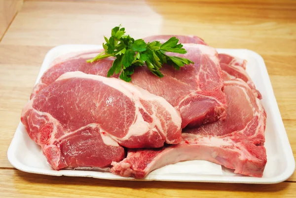 Gestapelte Rohe Schweinekoteletts Garniert Mit Italienischer Petersilie Fertig Zum Kochen — Stockfoto