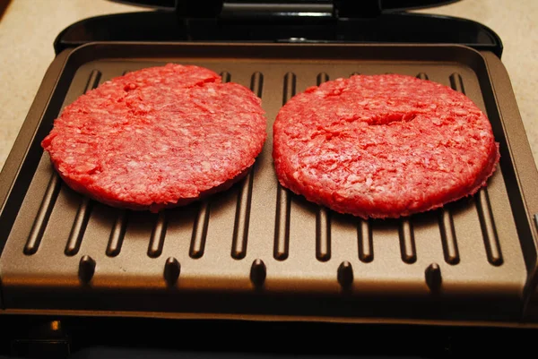 Twee Rauwe Hamburgers Een Indoor Grill — Stockfoto