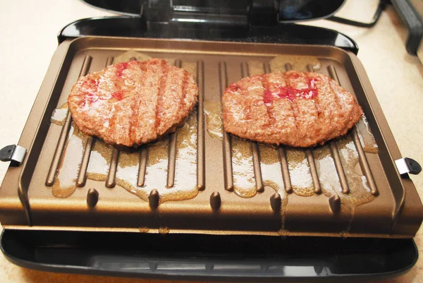 Due Hamburger Che Cucinano Una Griglia Interna — Foto Stock