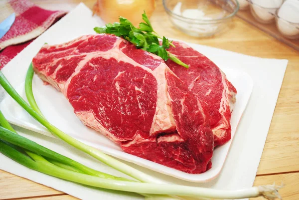 Twee Raw Prime Rib Steaks Klaar Worden Voorbereid — Stockfoto