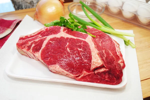 Två Råa Prime Rib Biffar Redo Att Förberedas — Stockfoto