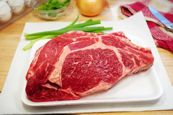 Çiğ Pirzola Bifteği Hazırlanmaya Hazır — Stok fotoğraf