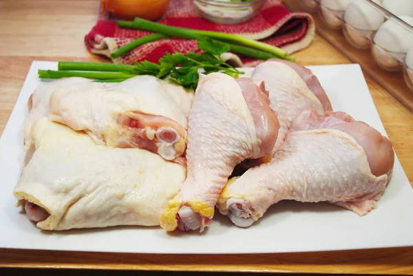 Rauwe Kippenpootjes Dijen Een Plaat Met Verse Ingrediënten Achtergrond — Stockfoto