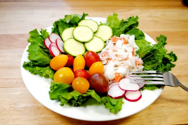 Almuerzo Ensalada Fresca Con Ensalada Mariscos Tomates Rábanos Rodajas Calabacín —  Fotos de Stock