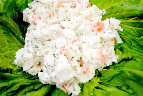 Imitatie Zeevruchten Salade Geserveerd Een Boog Met Sla — Stockfoto