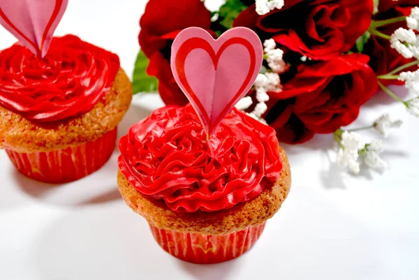 バレンタインデーカップケーキ赤い氷で覆われた — ストック写真