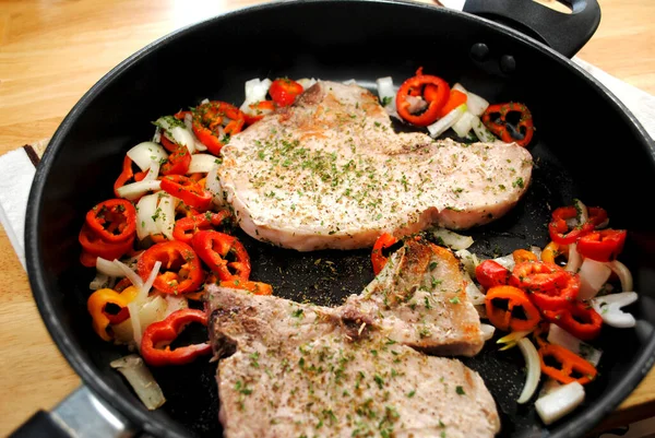 Chuletas Cerdo Cocidas Una Sartén Con Cebolla Mini Pimientos Dulces — Foto de Stock