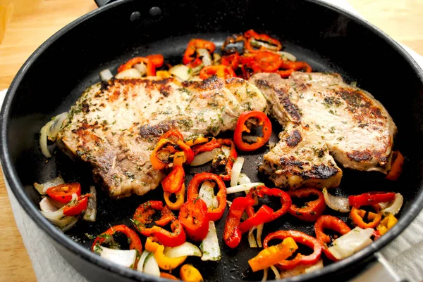 Gekochte Schweinekoteletts Einer Pfanne Mit Zwiebeln Und Mini Paprika — Stockfoto