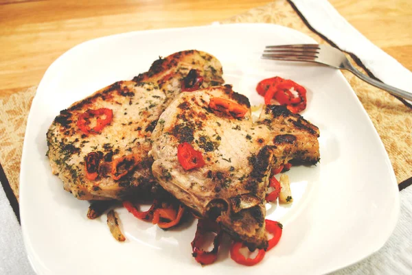 Chuletas Cerdo Cocidas Una Placa Blanca Con Cebolla Mini Pimientos —  Fotos de Stock