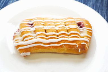 Buzlu kiraz ve peynirli Danimarka çöreği.