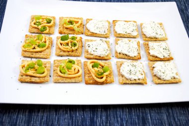 Peynir ve şifalı buğday krakerleri