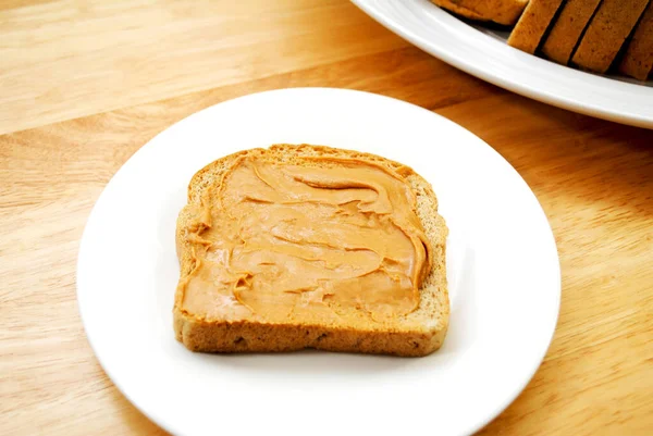 Erdnussbutter Aufstrich Auf Weizenbrot — Stockfoto