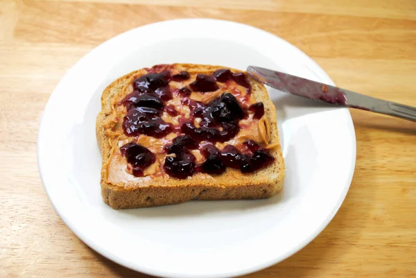 Förbereda Jordnötssmör Och Gelé Smörgås — Stockfoto