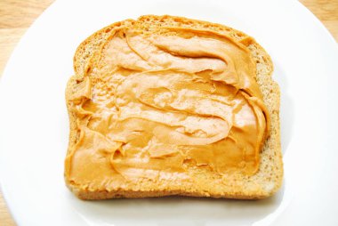 Fıstık Ezmesi Buğday ekmeğine Yayılmış