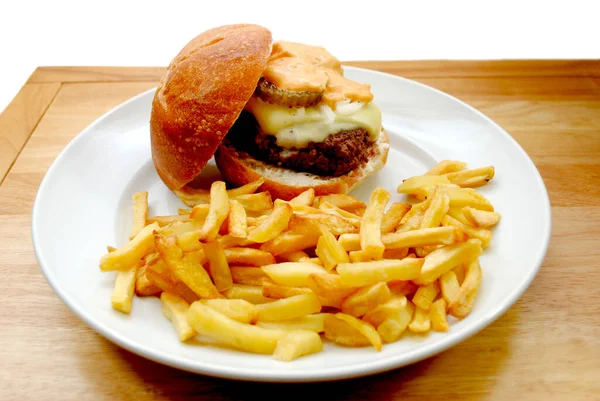 Delizioso Hamburger Manzo Con Formaggio Cipolle Sottaceti Condimento Migliaia Isole — Foto Stock