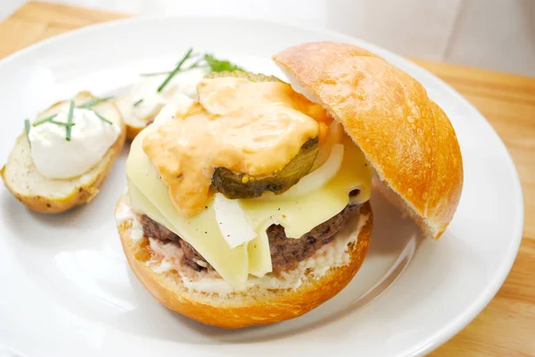チーズ 玉ねぎ 千島のドレッシングとおいしい牛肉バーガー — ストック写真