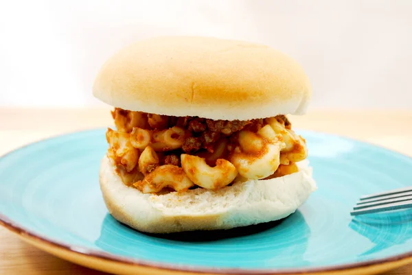 Macaroni Sandwich Served Blue Plated — Stock Photo, Image