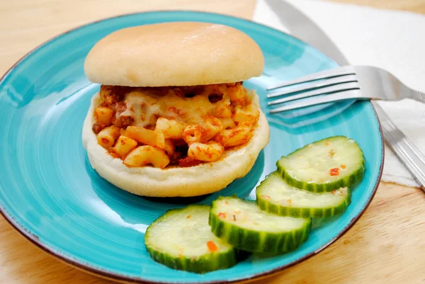 Macaroni Sandwich Geserveerd Een Blauwe Plaat Met Komkommersalade — Stockfoto