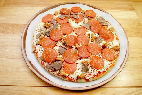 Pizza Parfaite Pour Les Amateurs Viande Crue Prête Pour Four — Photo