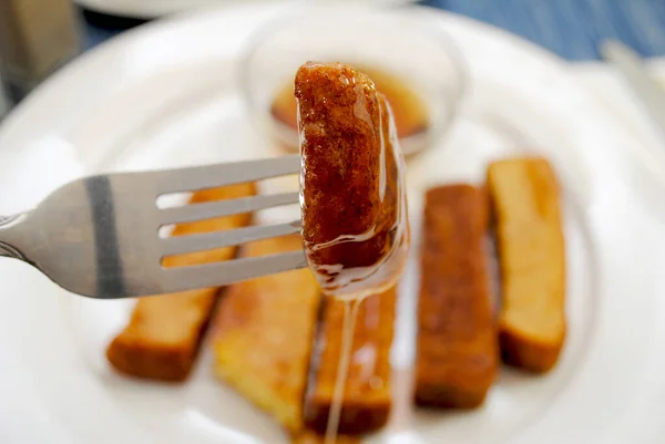Fransız Tost Çubuklarını Akçaağaç Şurubuna Batırmak — Stok fotoğraf