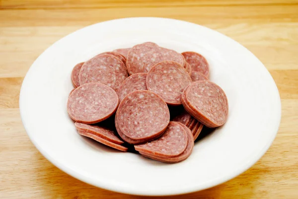 Fette Salame Duro Una Ciotola Bianca — Foto Stock