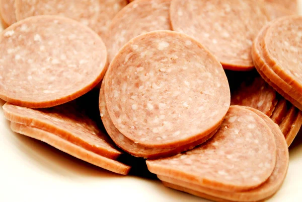 Primo Piano Delle Fette Salame Duro Una Ciotola Bianca — Foto Stock