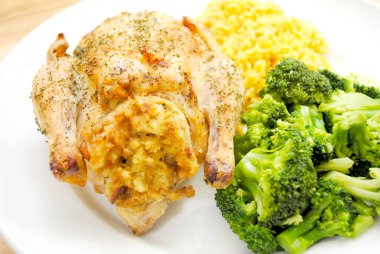 Tüm Doldurulmuş Cornish Oyun Tavuğu Taze Tabaklarla