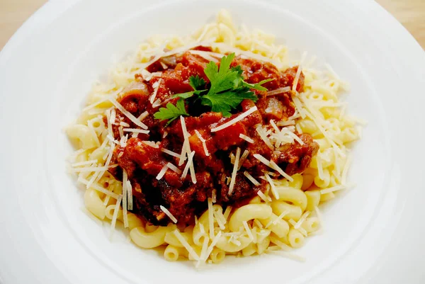 Armbåge Makaroner Med Bolognese Kött Sås Och Parmesanost — Stockfoto