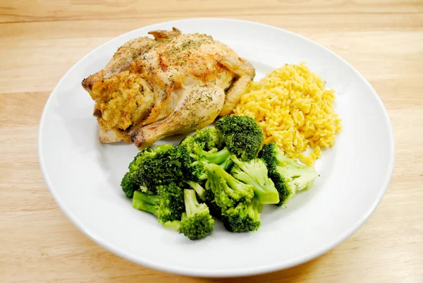 Ein Gesundes Abendessen Mit Kornischen Wildhühnern Reice Und Gedämpftem Brokkoli — Stockfoto