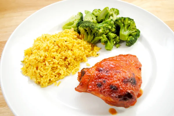 Eine Mahlzeit Von Einem Hühnerschenkel Mit Catalina Dressing Oben Gebacken — Stockfoto