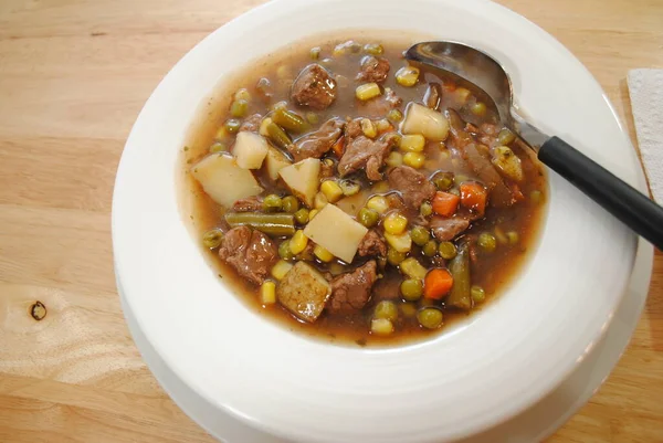 Close Van Hearty Beef Stew Geserveerd Een Witte Schaal — Stockfoto