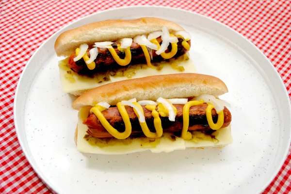 Hot Dogs Met Uien Lekker Mosterd Een Bord — Stockfoto