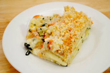 Krem soslu fırında peynirli sebzeli lazanya.