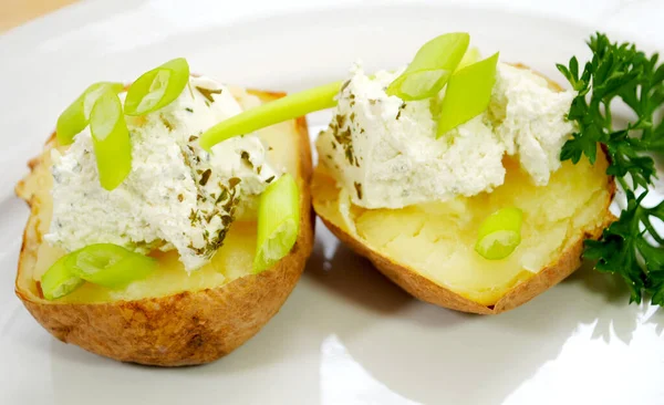 Bratkartoffeln Mit Sauerrahm Zwiebeln Und Kräutern — Stockfoto